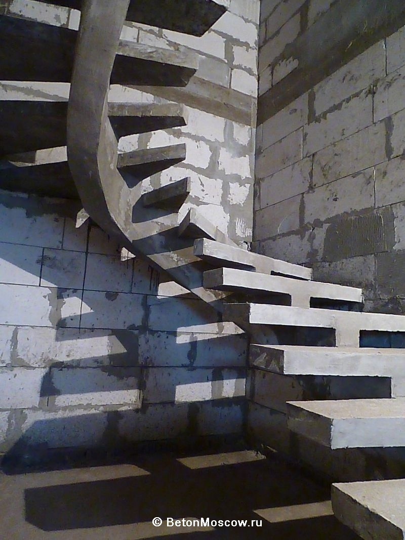 Бетонная лестница с забежными ступенями на косоуре в Солнечногорске. Фото 5