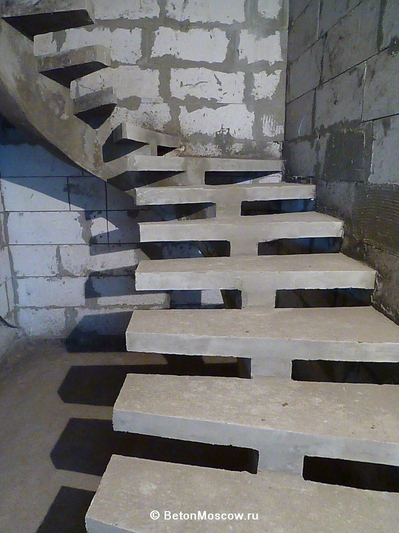 Бетонная лестница с забежными ступенями на косоуре в Солнечногорске. Фото 6