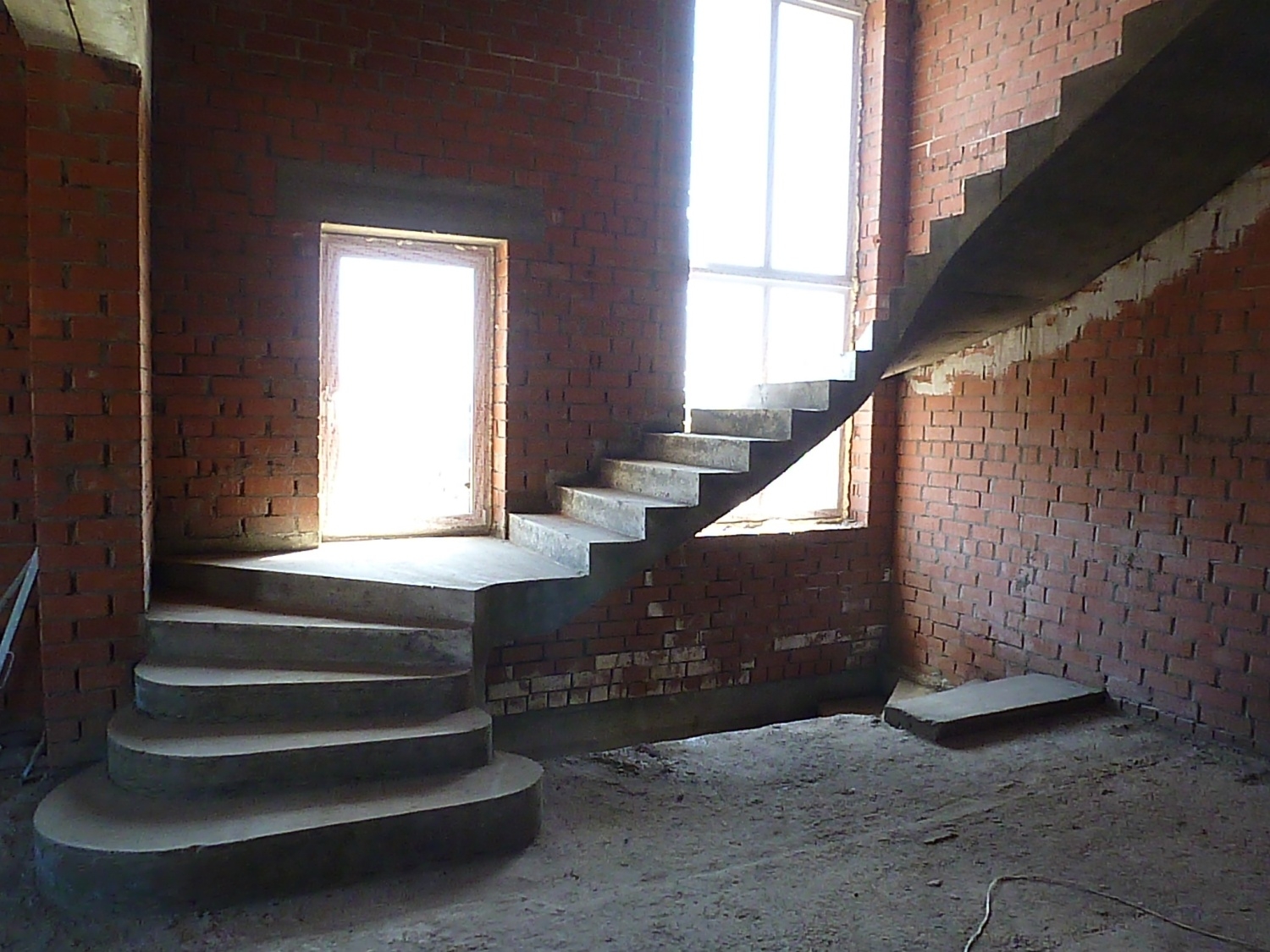 Криволинейная бетонная лестница в посёлке Солнечный город. Объект 1. Фото 1