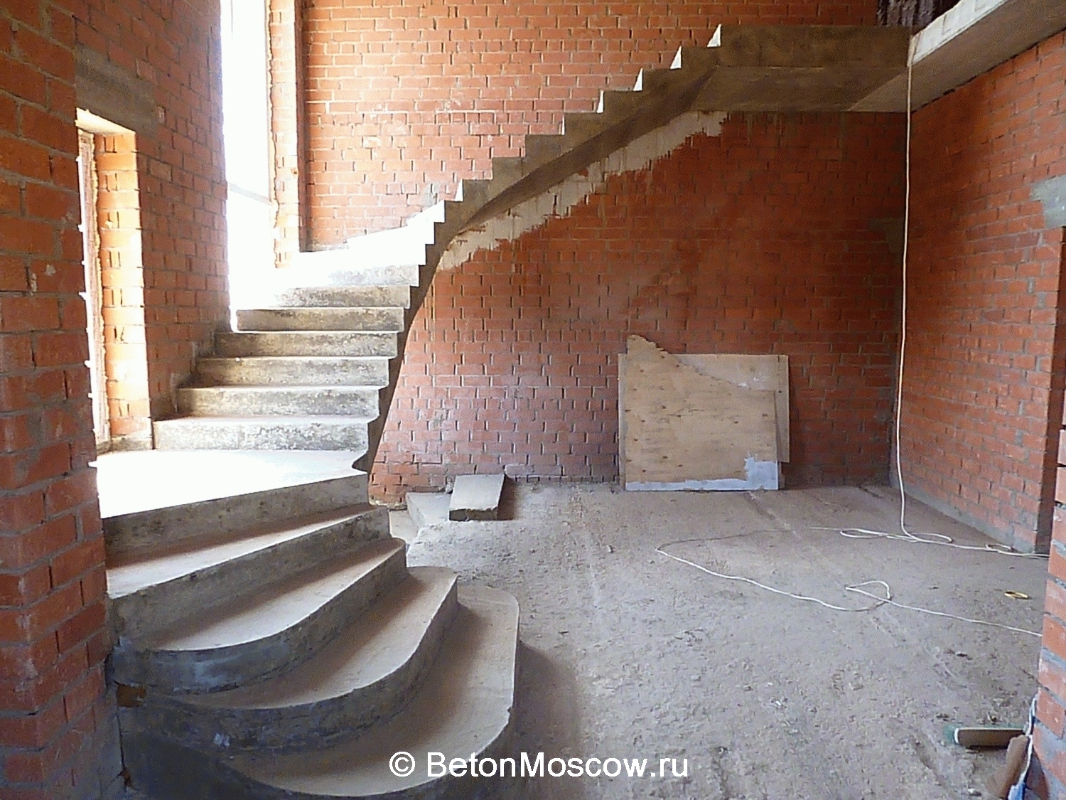 Криволинейная бетонная лестница в посёлке Солнечный город. Объект 1. Фото 2