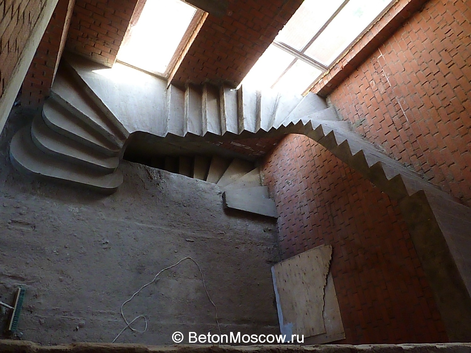 Криволинейная бетонная лестница в посёлке Солнечный город. Объект 1. Фото 3
