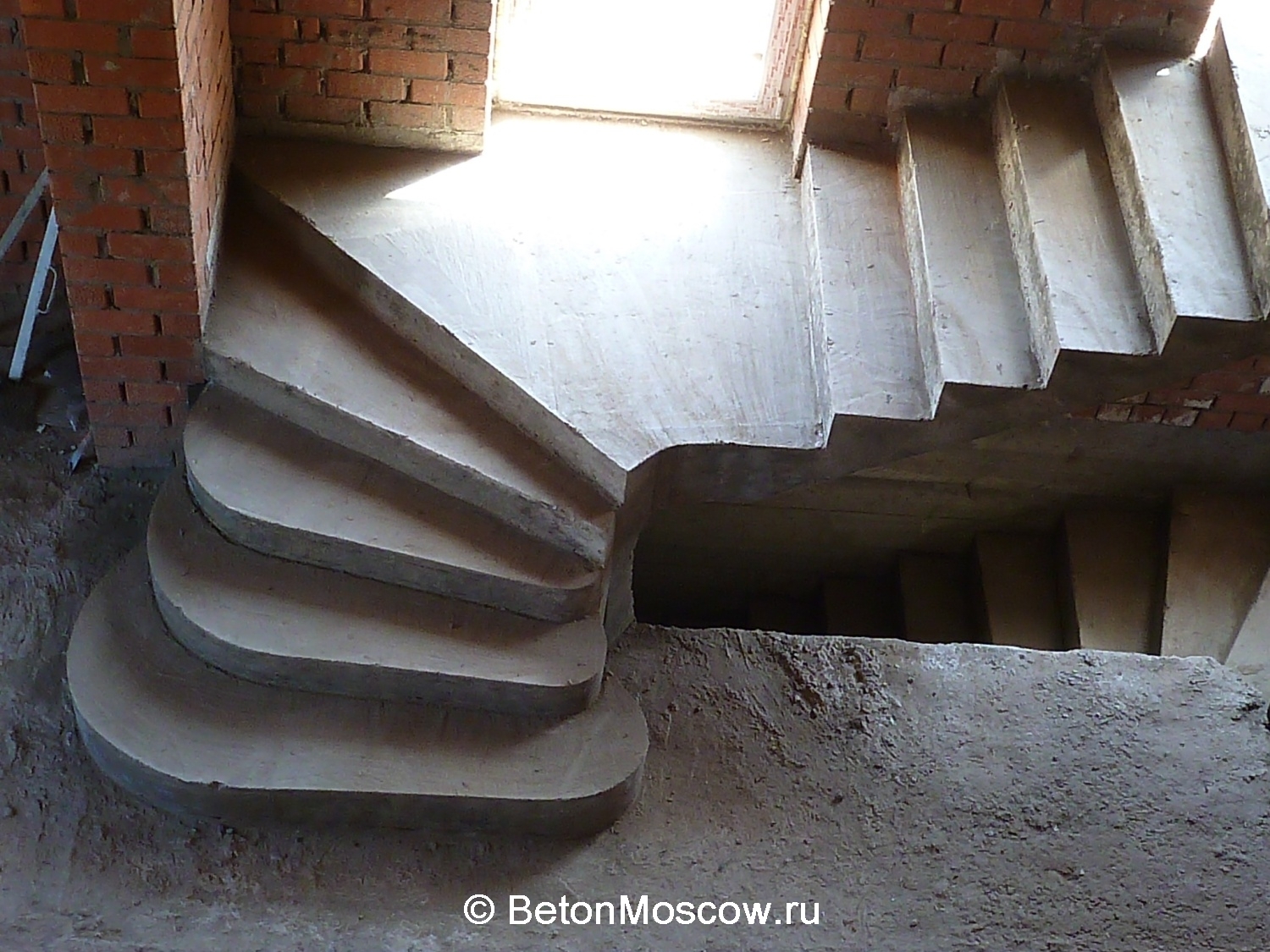 Криволинейная бетонная лестница в посёлке Солнечный город. Объект 1. Фото 4