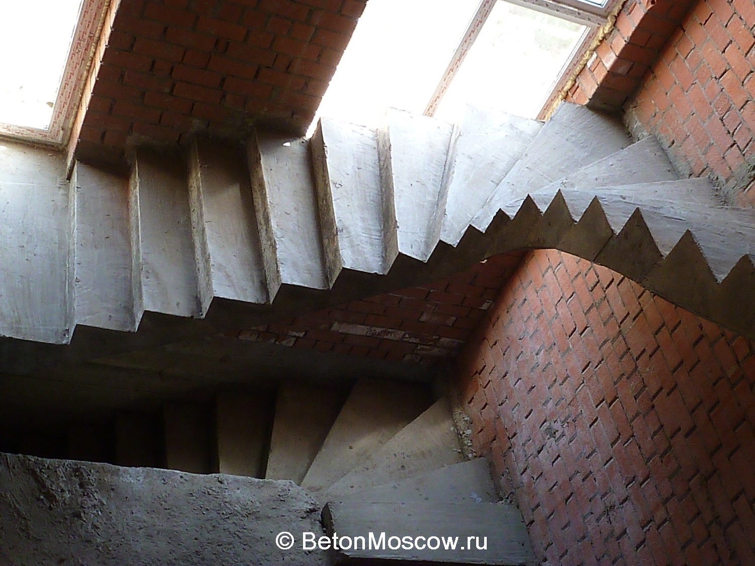 Криволинейная бетонная лестница в посёлке Солнечный город. Объект 1. Фото 5