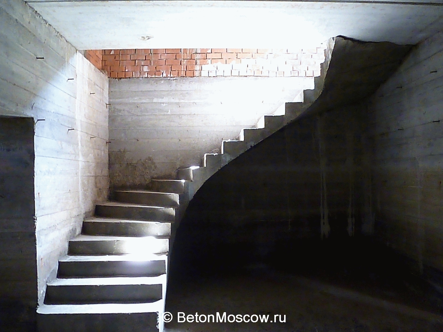 Криволинейная бетонная лестница в посёлке Солнечный город. Объект 1. Фото 8