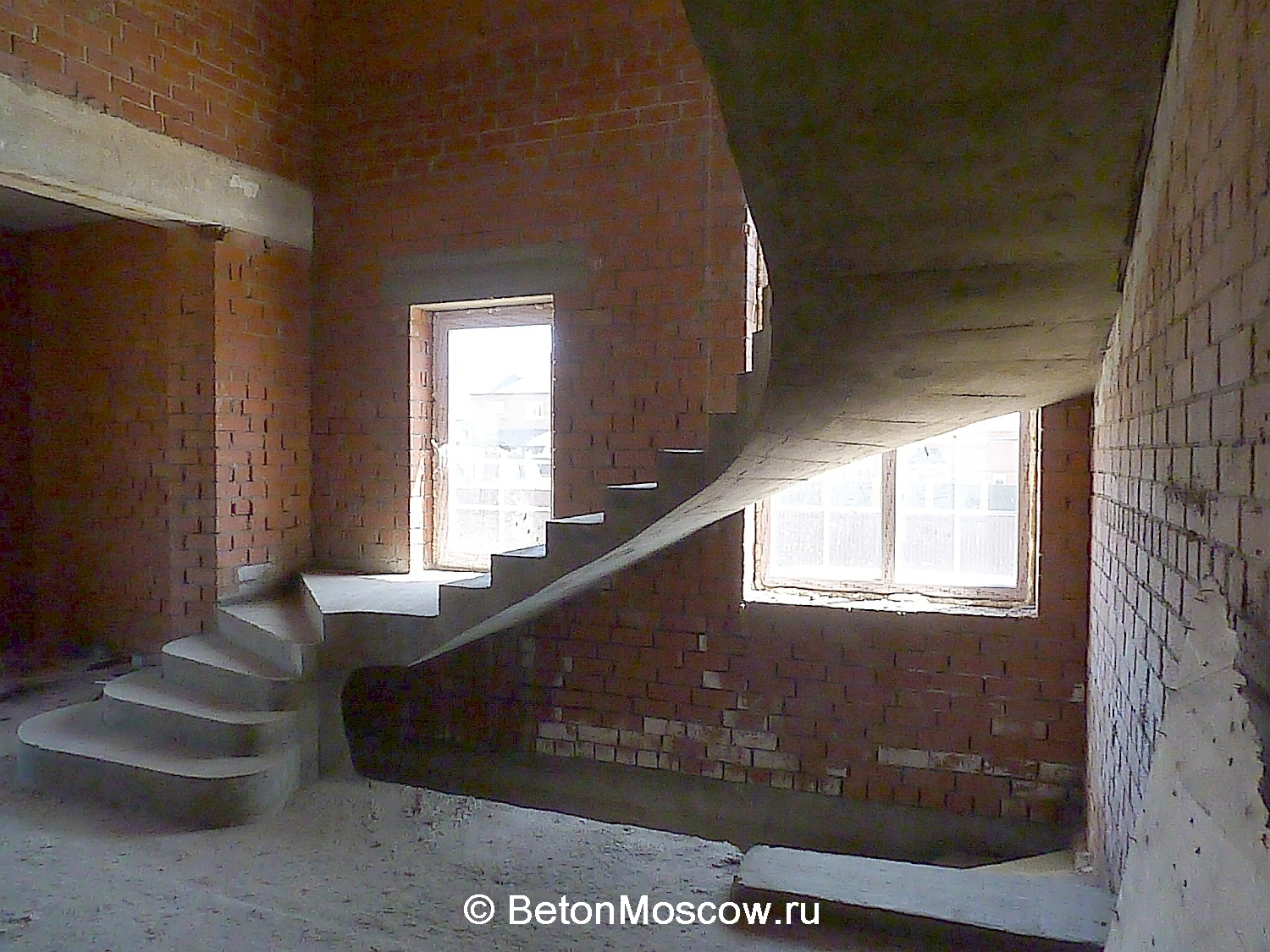 Криволинейная бетонная лестница в посёлке Солнечный город. Объект 1. Фото 9