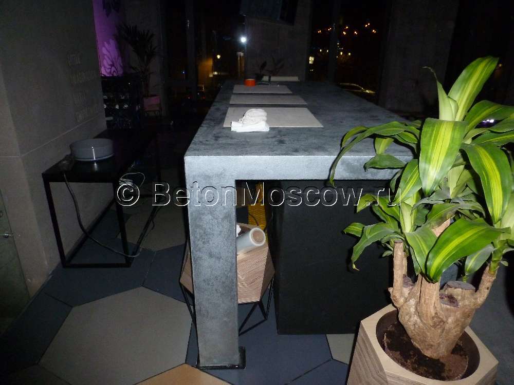Стойки респшен из бетона и столы в Москве. Фото 5