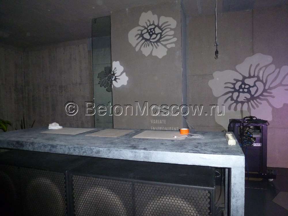 Стойки респшен из бетона и столы в Москве. Фото 7