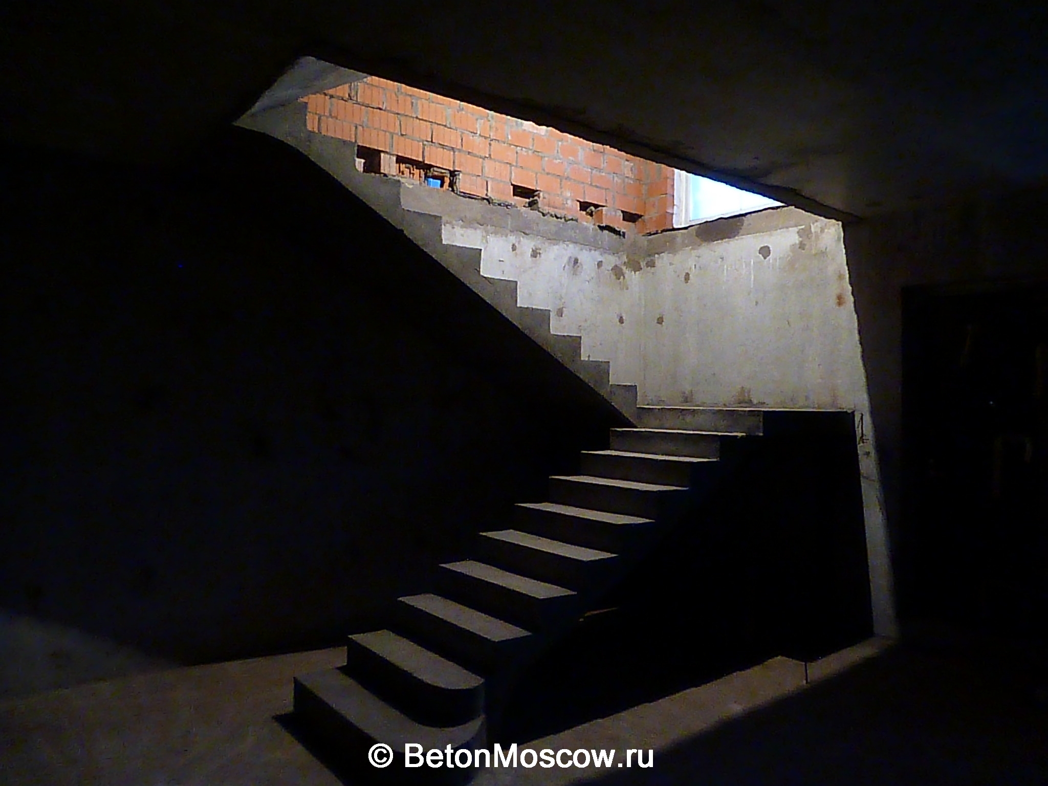 Монолитная бетонная лестница в городе Зеленограде. Фото 1