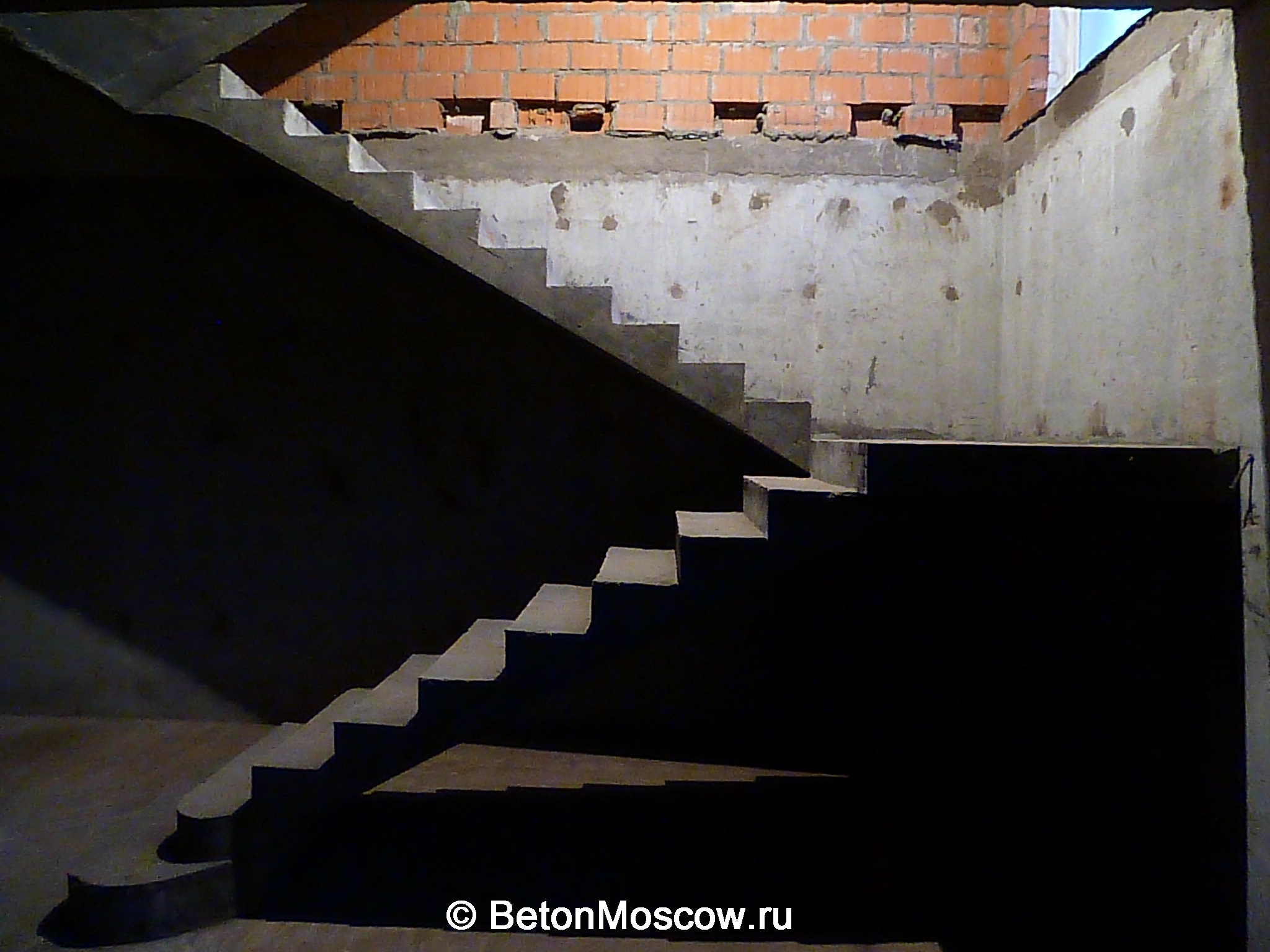 Монолитная бетонная лестница в городе Зеленограде. Фото 3