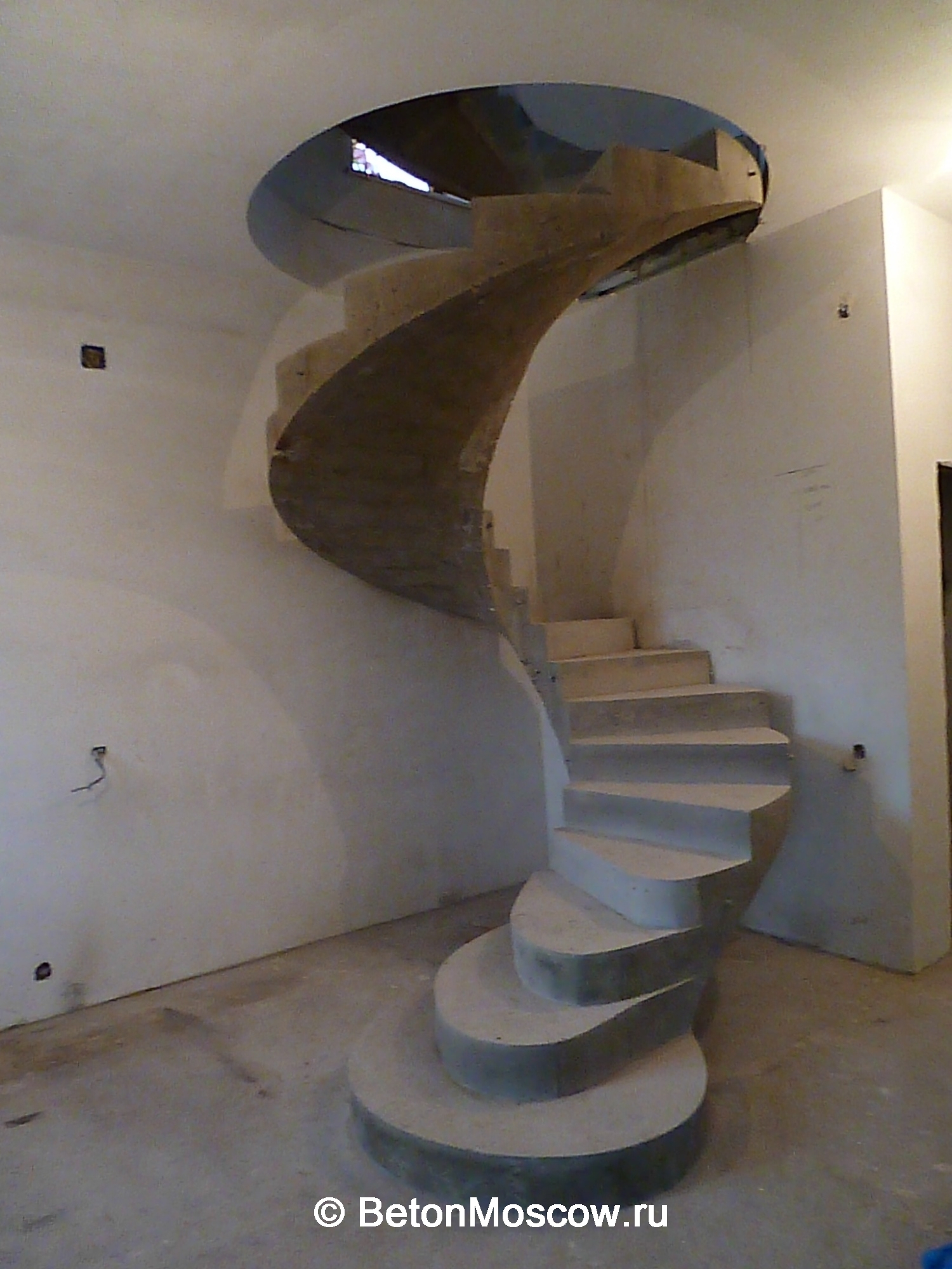 Бетонная лестница винтовая в коттеджном посёлке Троица. Фото 1
