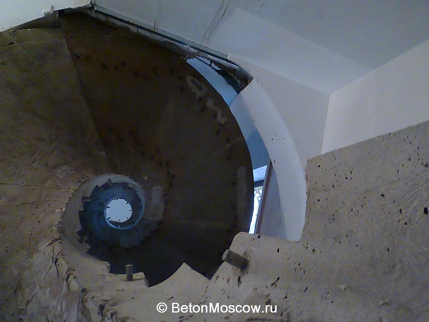 Бетонная лестница винтовая в коттеджном посёлке Троица. Фото 10