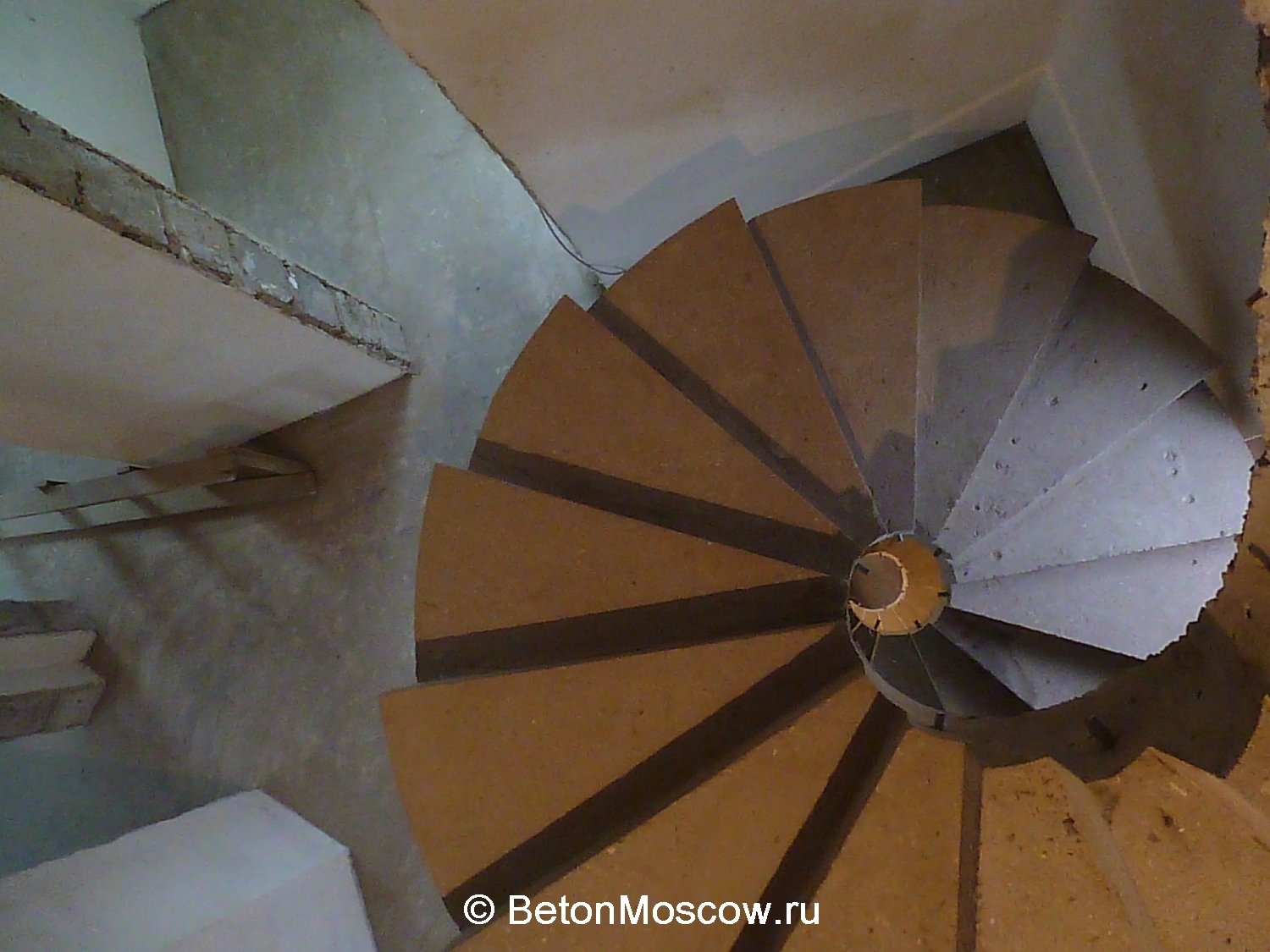 Бетонная лестница винтовая в коттеджном посёлке Троица. Фото 12