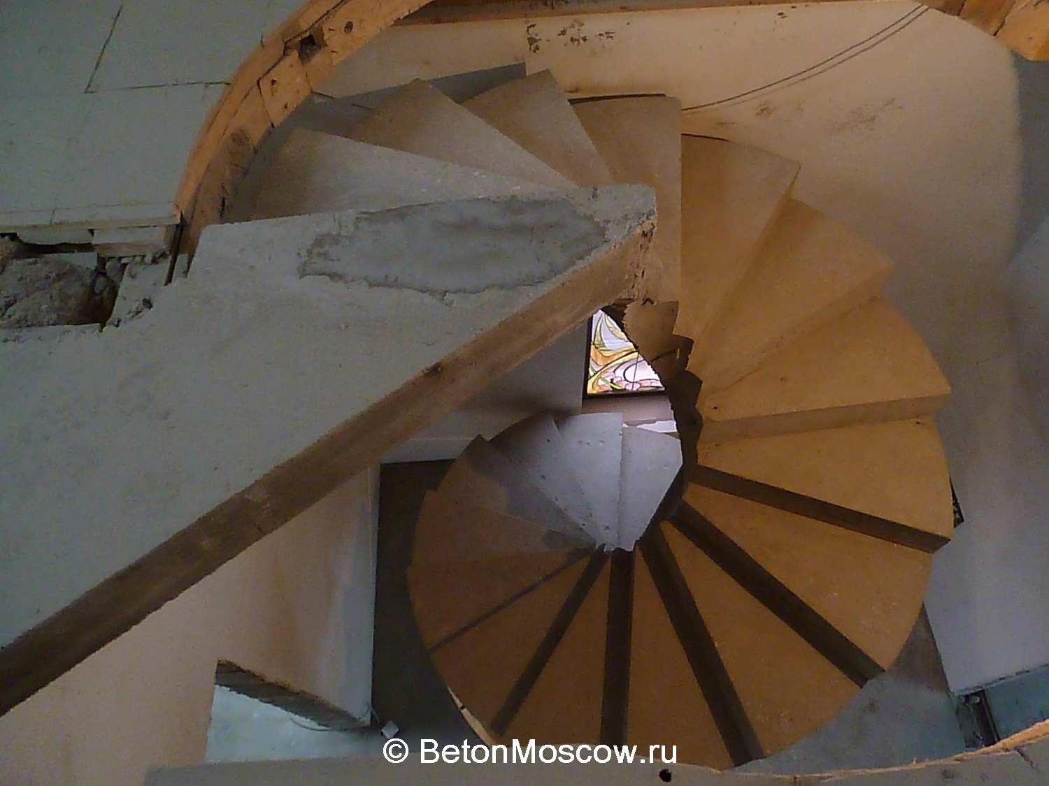 Бетонная лестница винтовая в коттеджном посёлке Троица. Фото 13