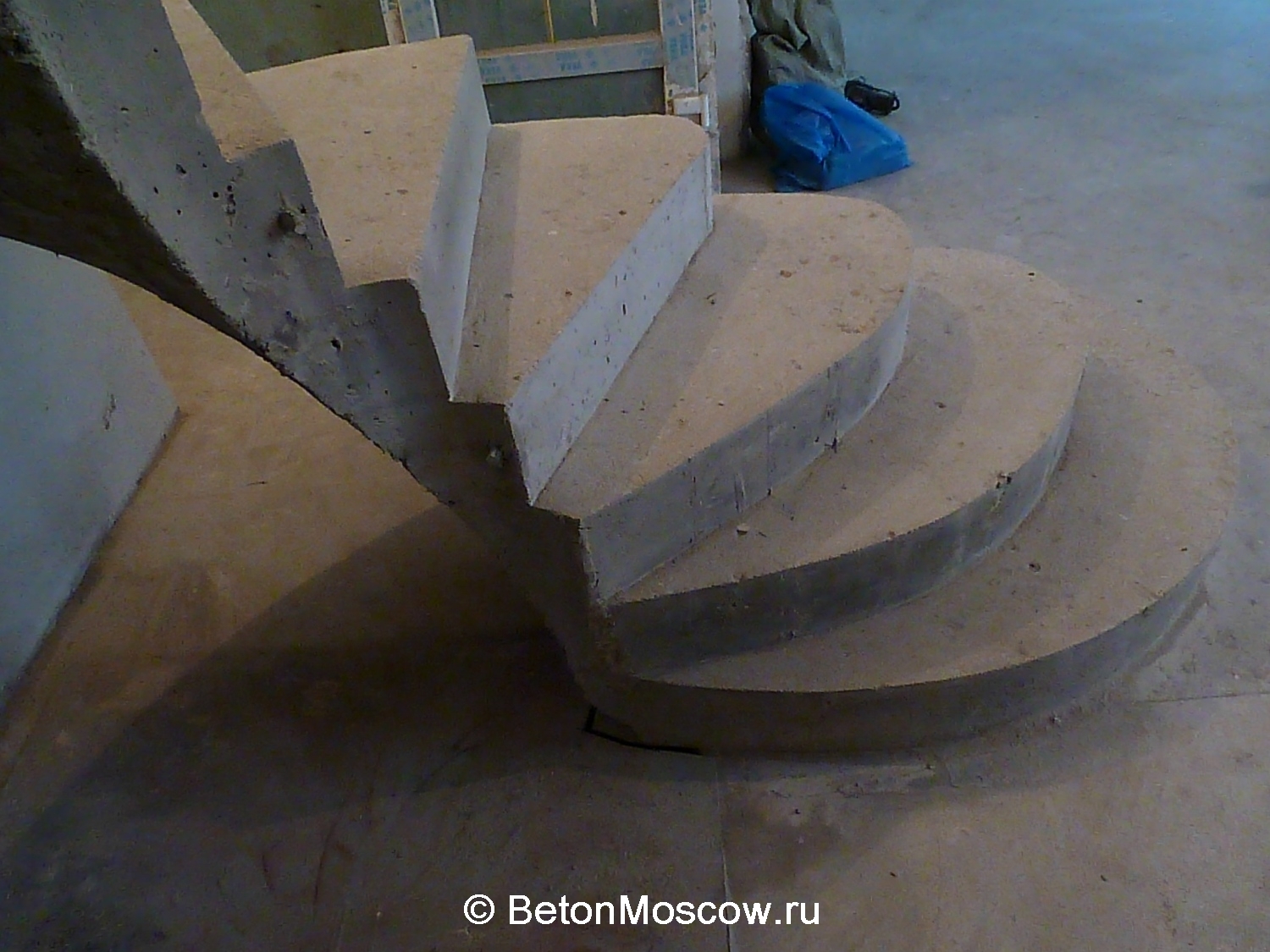 Бетонная лестница винтовая в коттеджном посёлке Троица. Фото 14