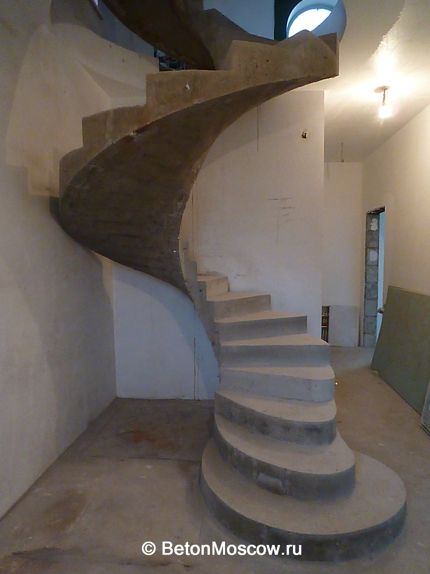 Бетонная лестница винтовая в коттеджном посёлке Троица. Фото 2