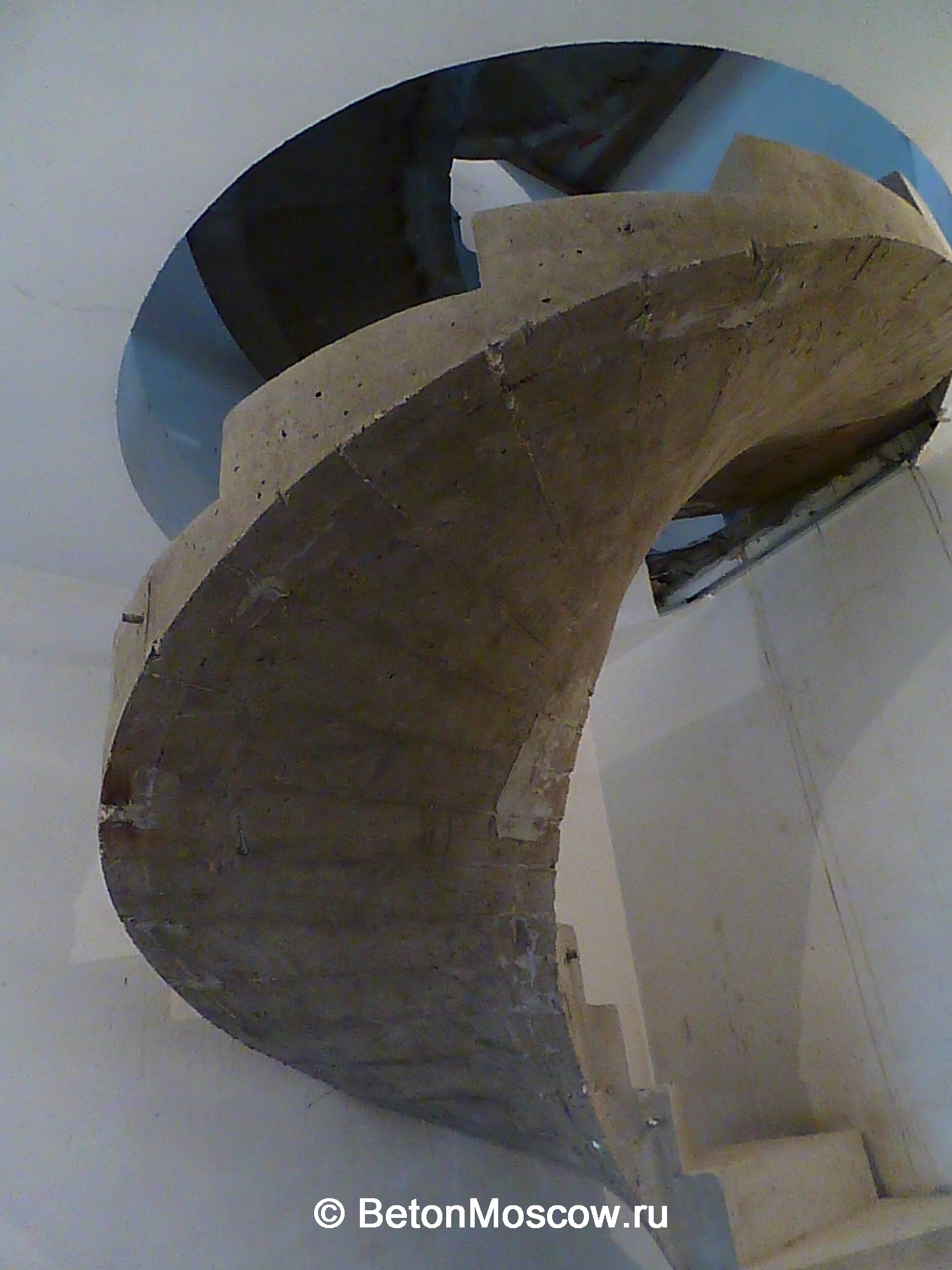 Бетонная лестница винтовая в коттеджном посёлке Троица. Фото 3