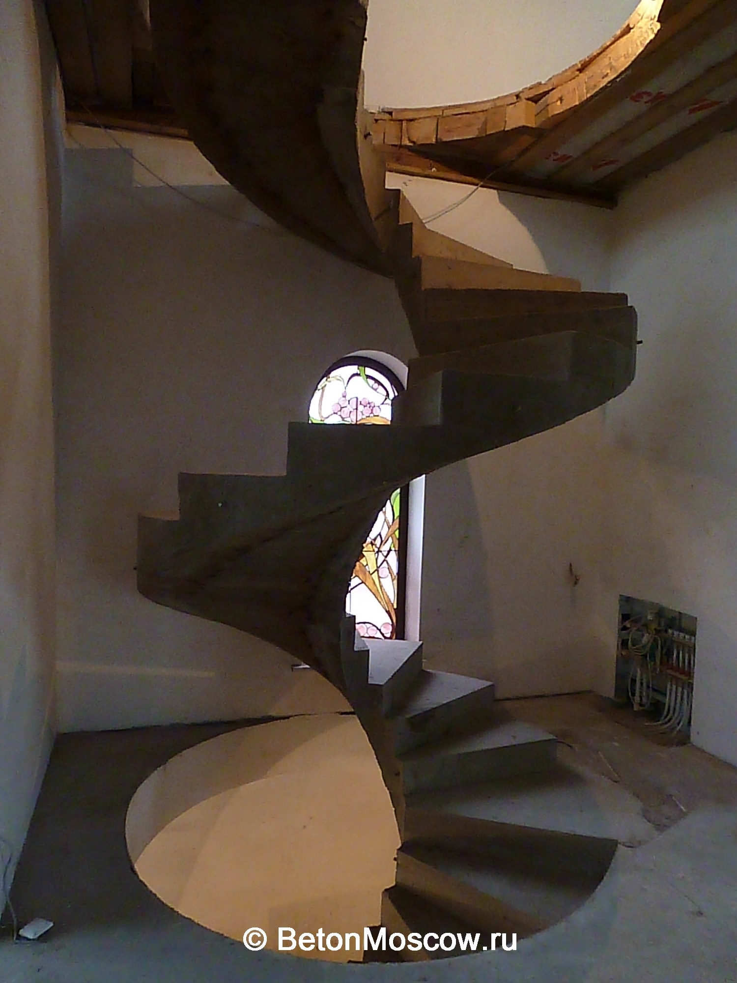 Бетонная лестница винтовая в коттеджном посёлке Троица. Фото 5