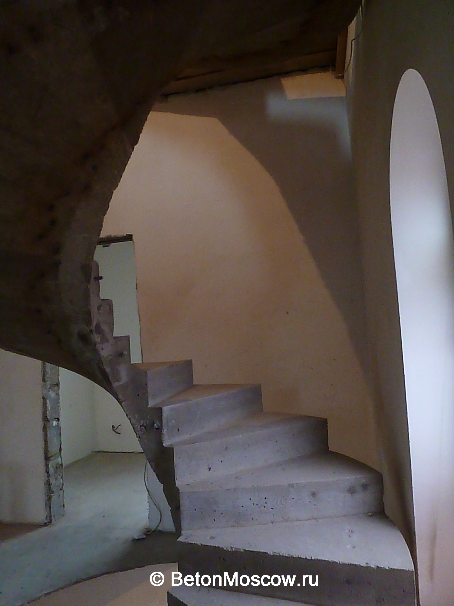 Бетонная лестница винтовая в коттеджном посёлке Троица. Фото 6