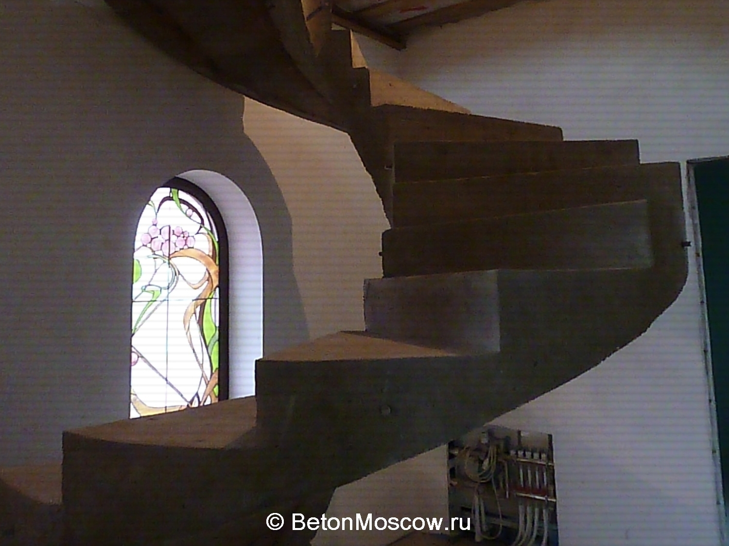 Бетонная лестница винтовая в коттеджном посёлке Троица. Фото 7