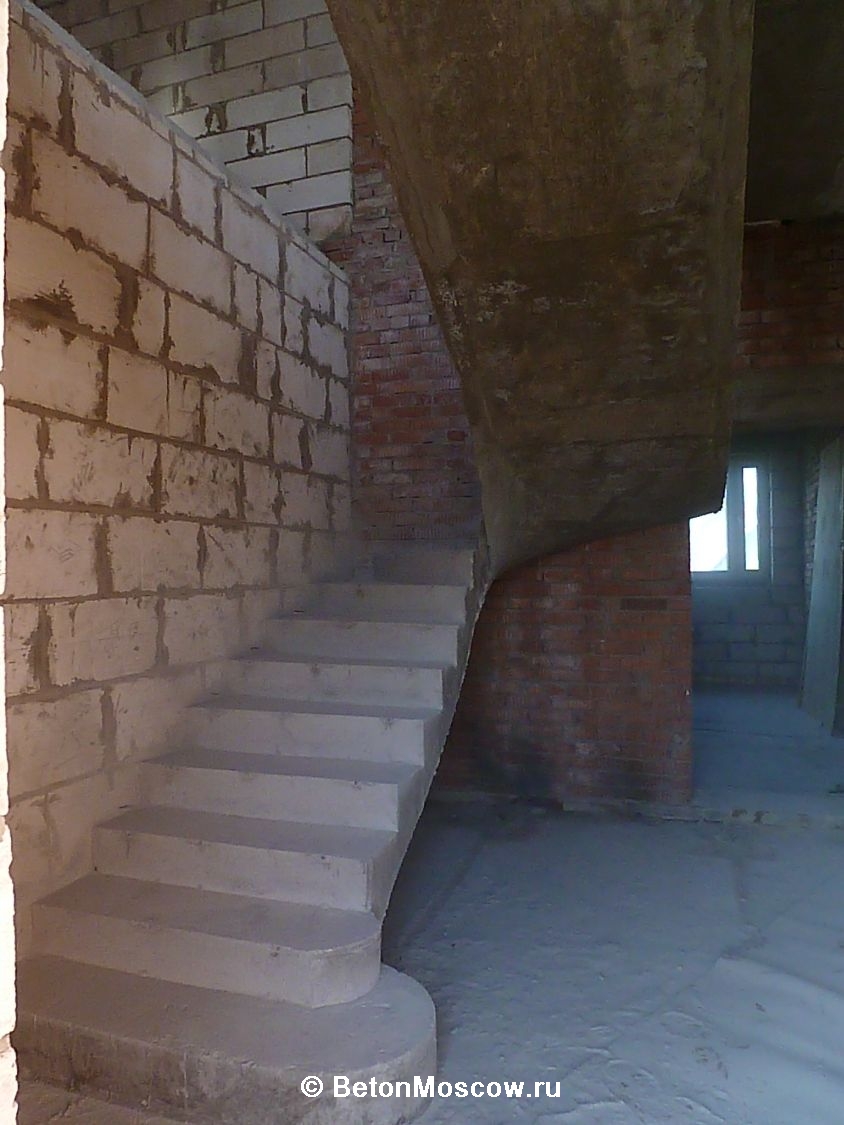 Монолитная бетонная лестница в посёлке Птичье. Фото 1