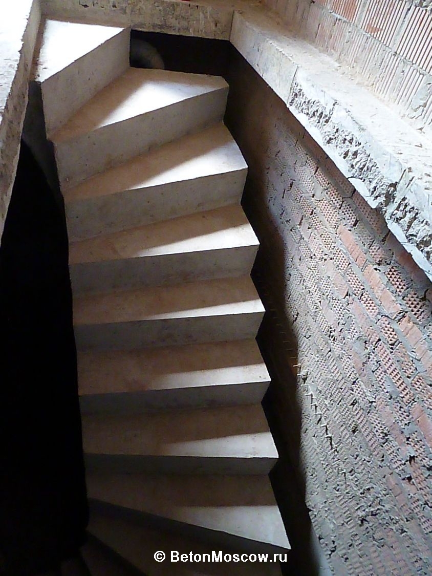 Монолитная бетонная лестница в посёлке Птичье. Фото 2