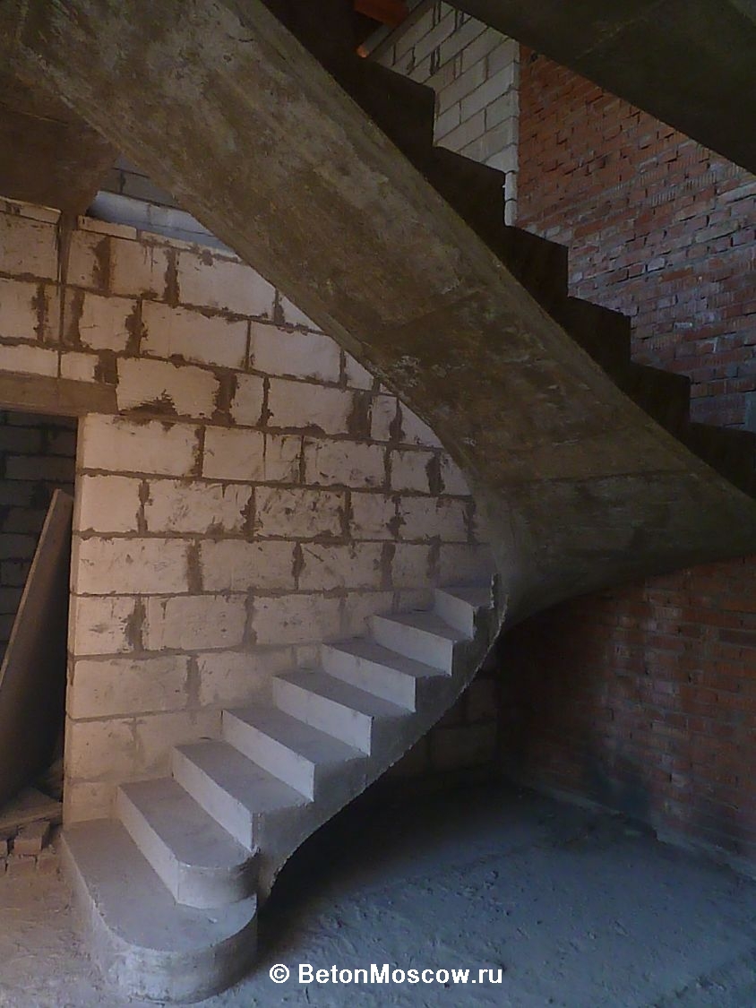 Монолитная бетонная лестница в посёлке Птичье. Фото 3