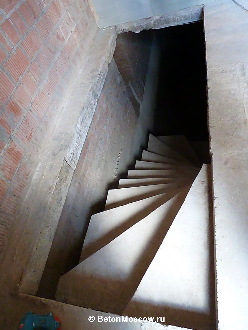 Монолитная бетонная лестница в посёлке Птичье. Фото 4