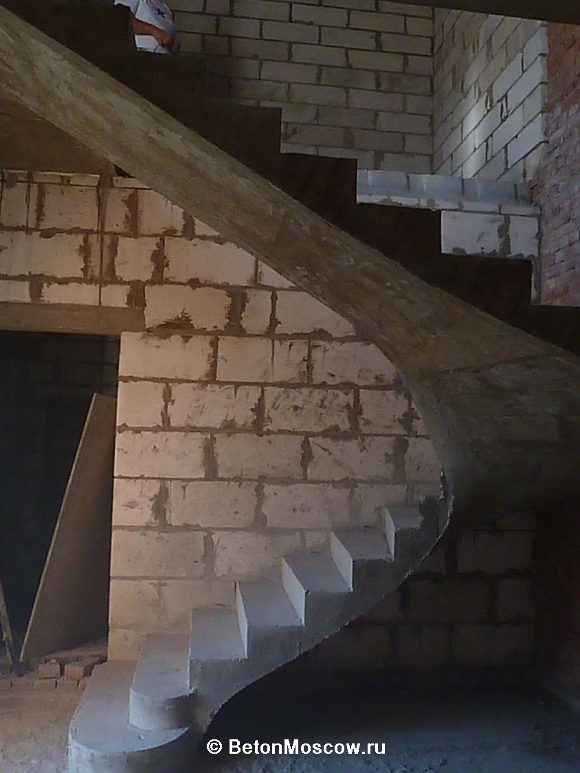 Монолитная бетонная лестница в посёлке Птичье. Фото 6