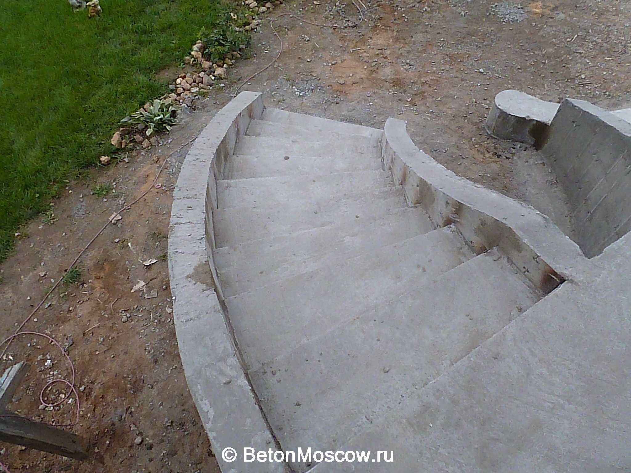 Бетонная уличная лестница в Звенигороде. Фото 13