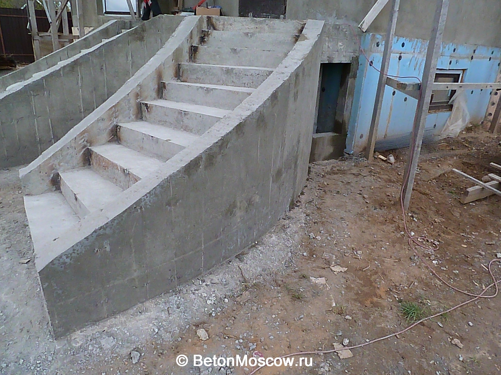 Бетонная уличная лестница в Звенигороде. Фото 16