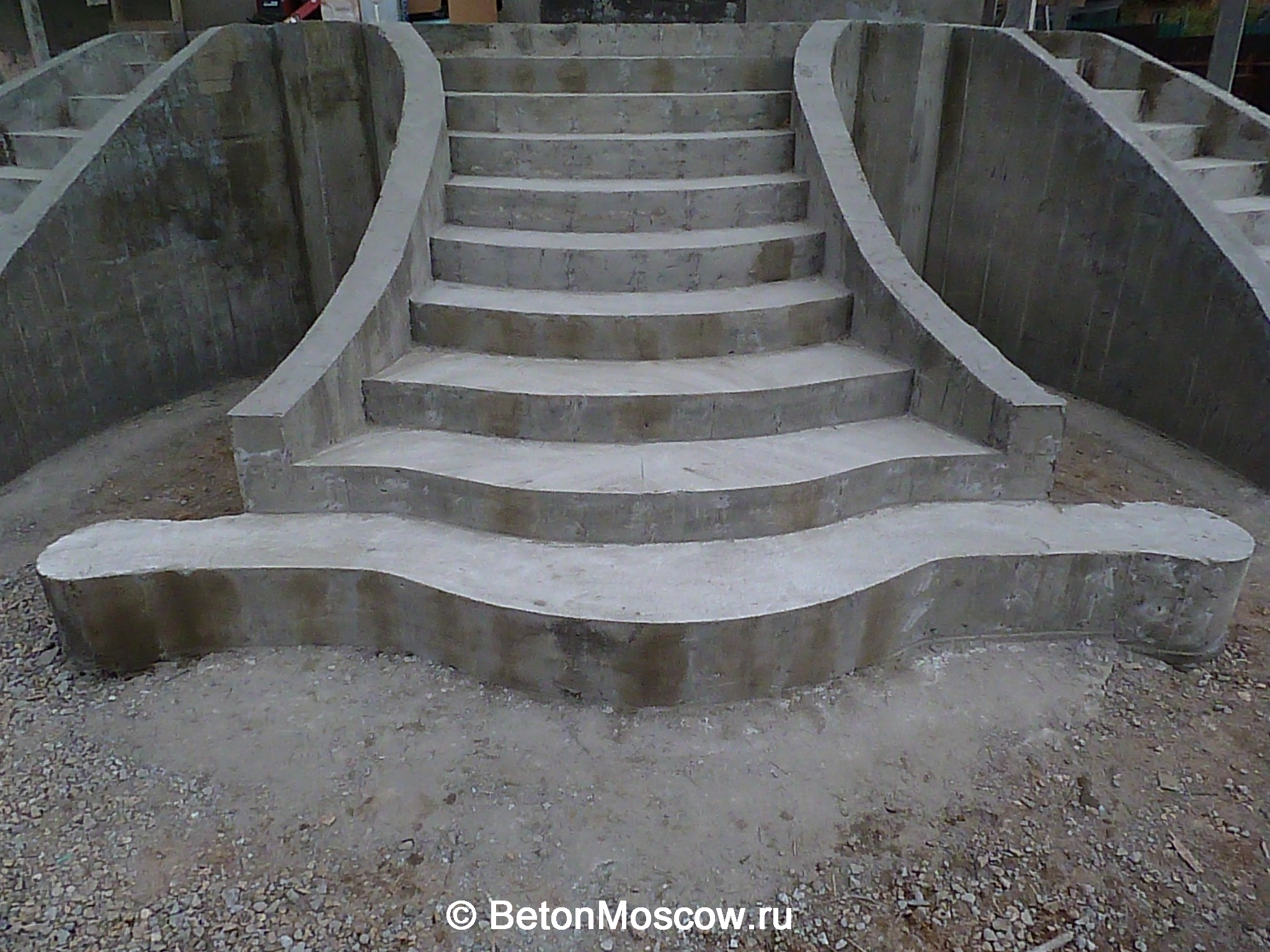 Бетонная уличная лестница в Звенигороде. Фото 8