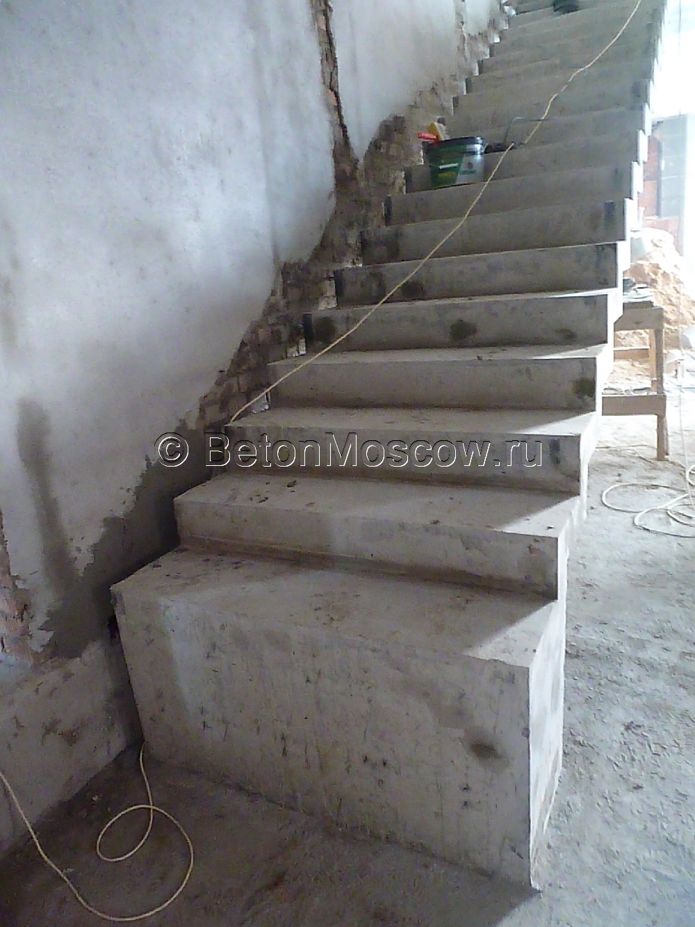 Лестница из железобетона в коттеджном посёлке Валуево. Фото 2