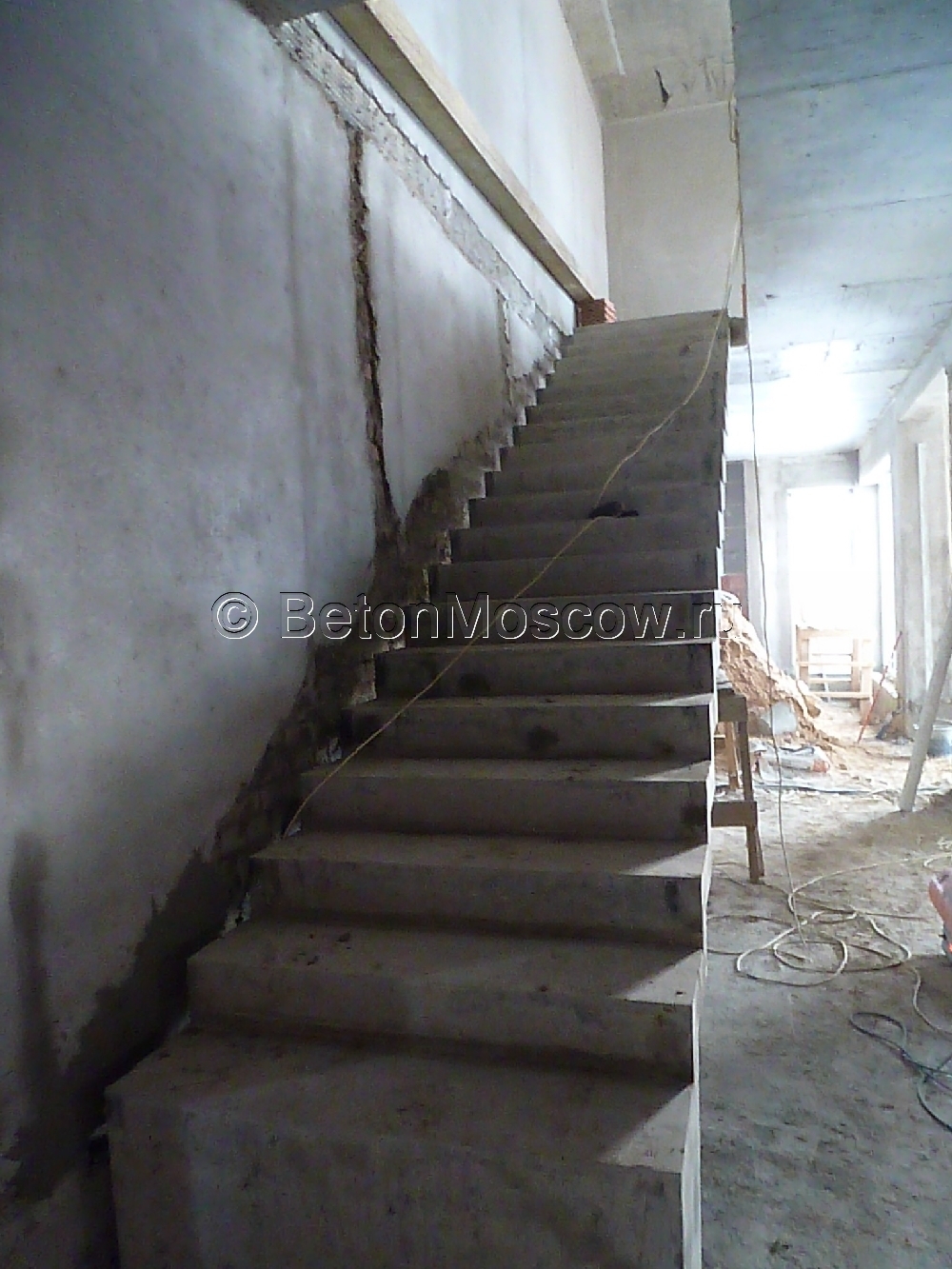 Лестница из железобетона в коттеджном посёлке Валуево. Фото 3