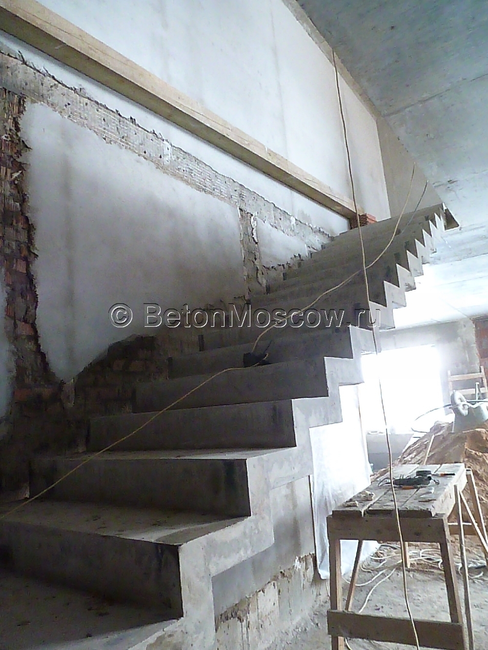 Лестница из железобетона в коттеджном посёлке Валуево. Фото 4