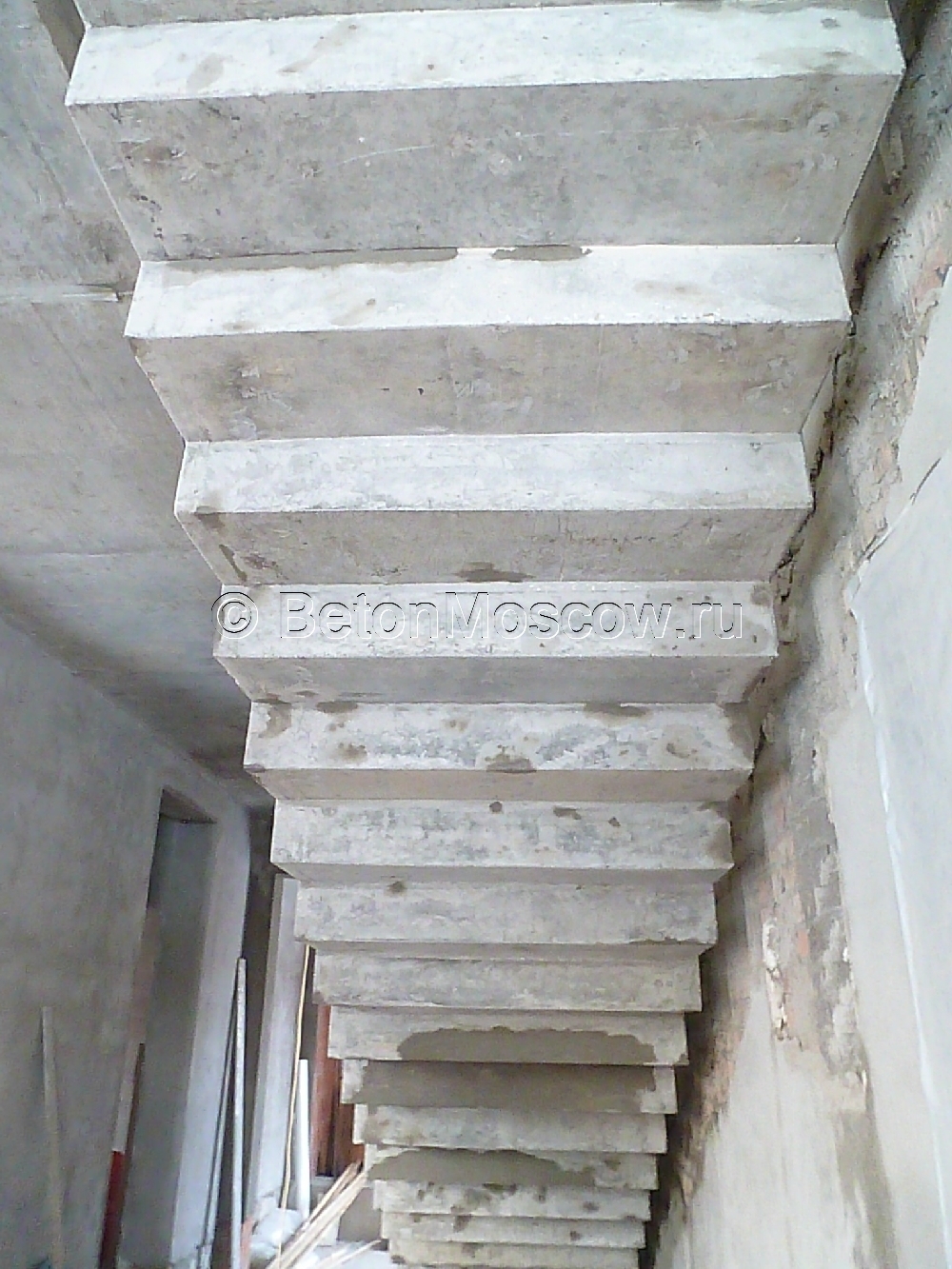 Лестница из железобетона в коттеджном посёлке Валуево. Фото 5