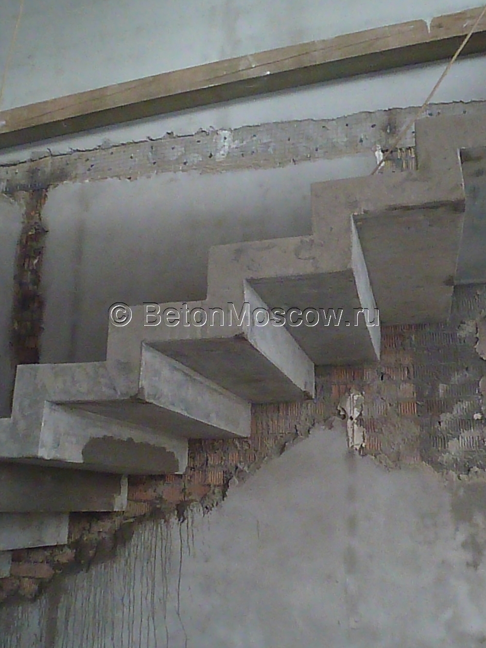 Лестница из железобетона в коттеджном посёлке Валуево. Фото 6
