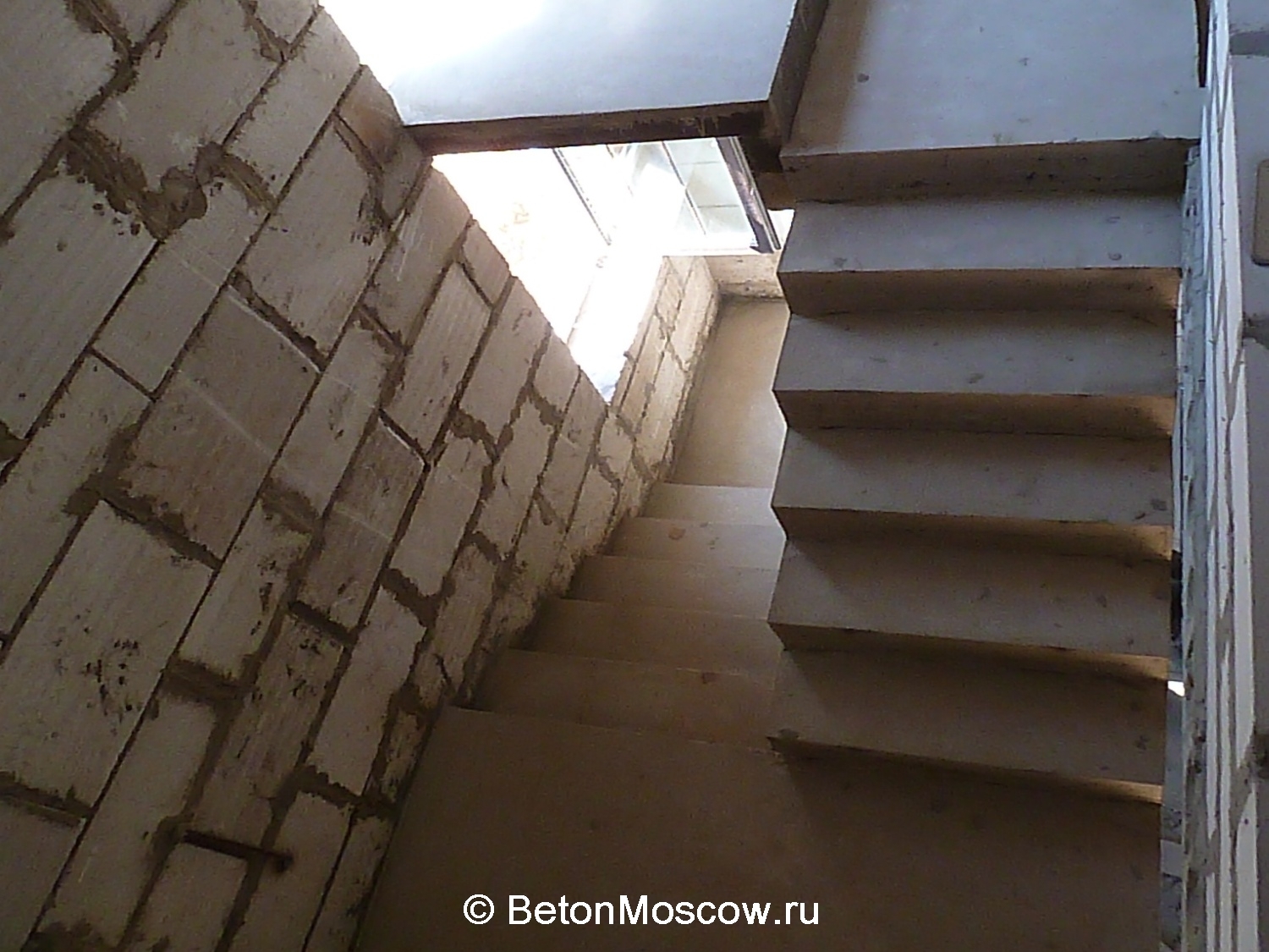 Маршевая бетонная лестница в коттеджном посёлке Варежки. Фото 2