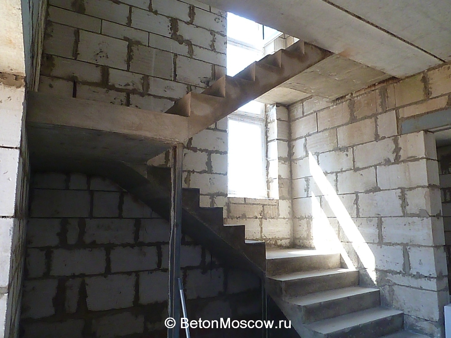 Маршевая бетонная лестница в коттеджном посёлке Варежки. Фото 5