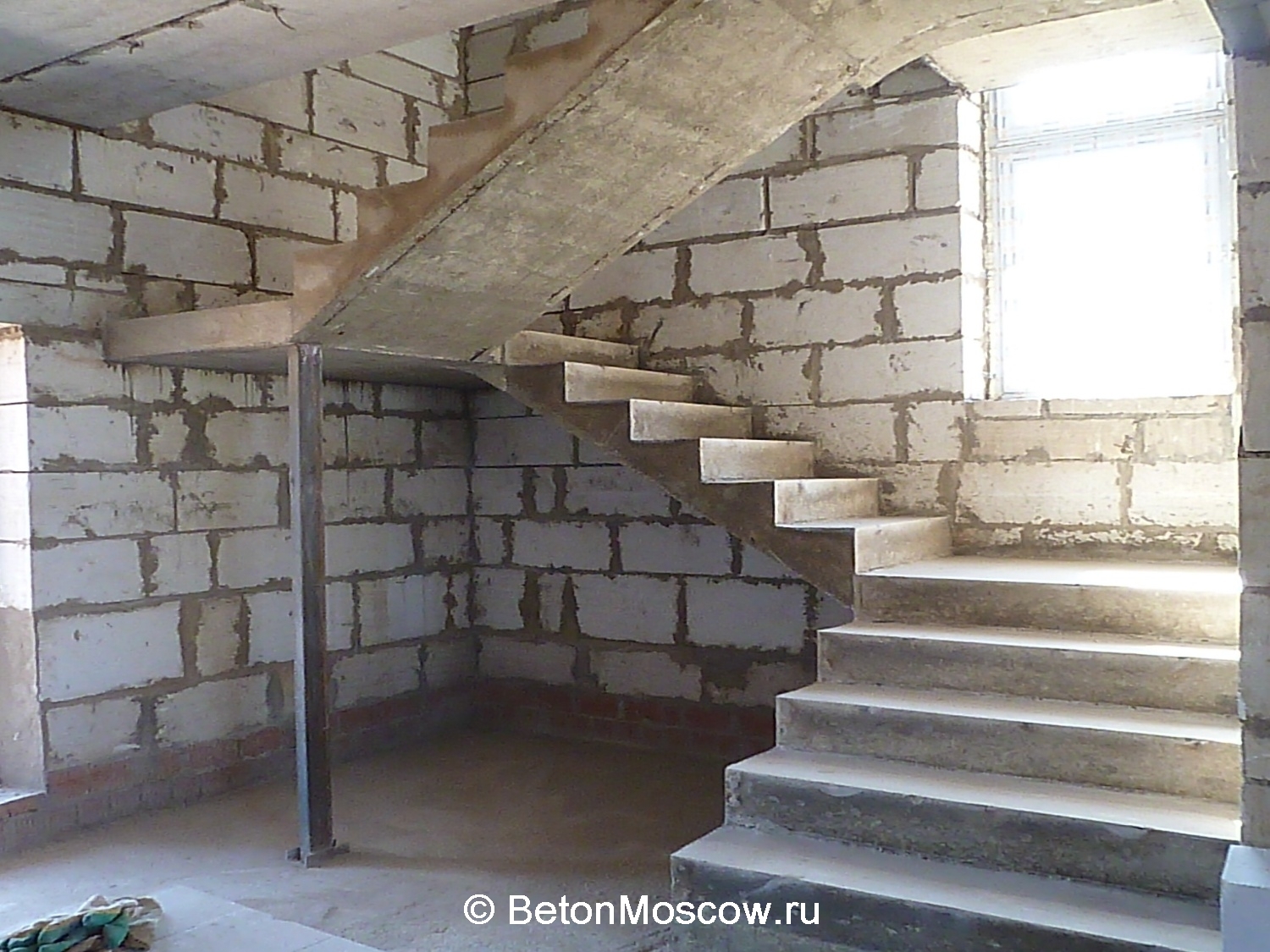Маршевая бетонная лестница в коттеджном посёлке Варежки. Фото 6