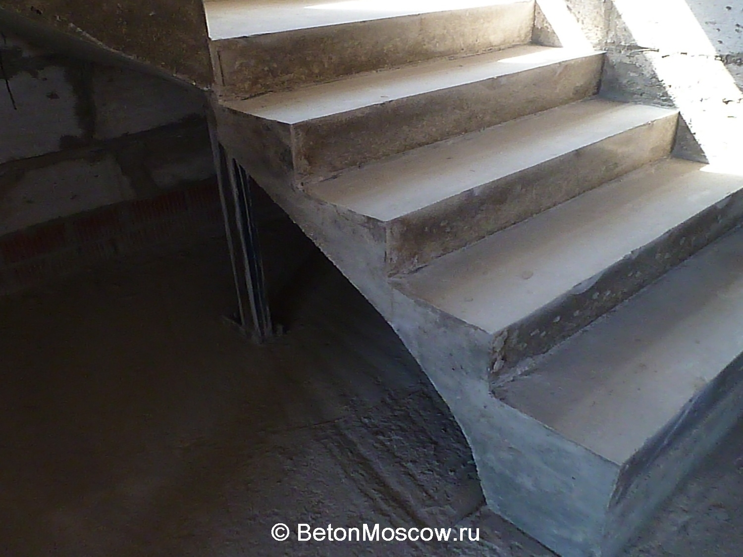Маршевая бетонная лестница в коттеджном посёлке Варежки. Фото 7