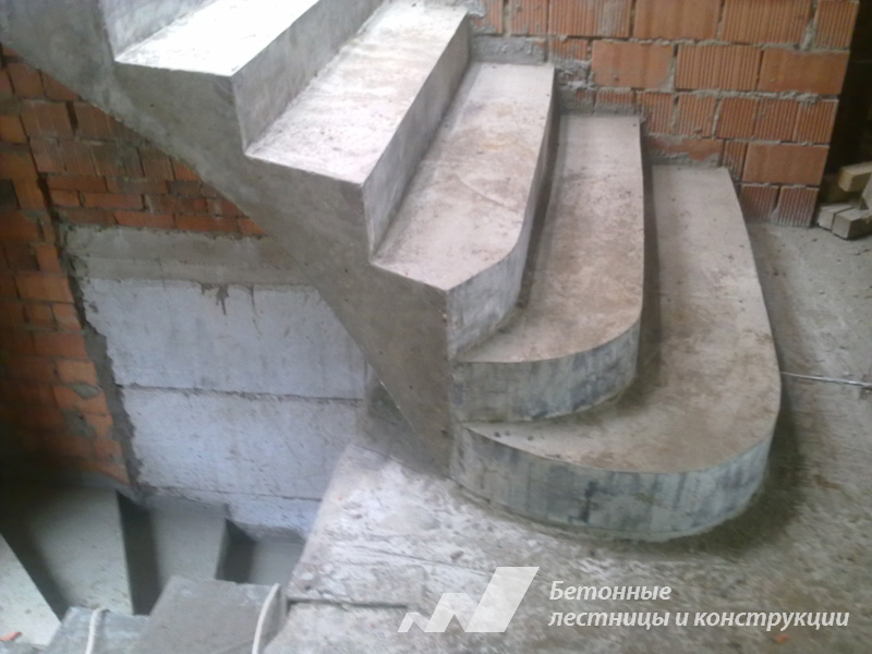 Лестница бетонная в коттеджном посёлке Векшино. Фото 6