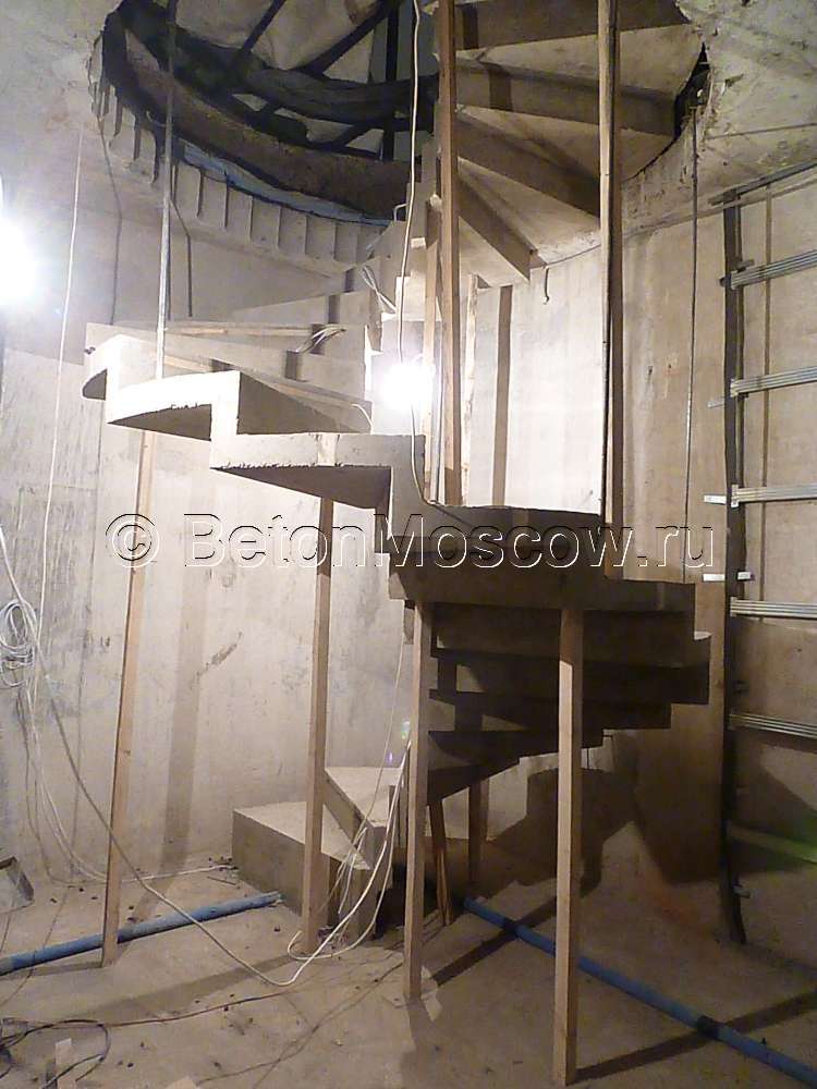 Винтовая зеркальная бетонная лестница в Москве. Фото 9