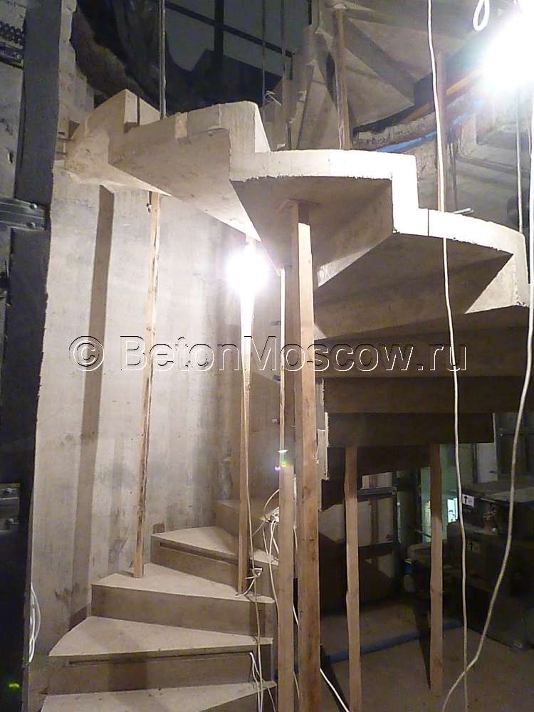 Винтовая зеркальная бетонная лестница в Москве. Фото 3