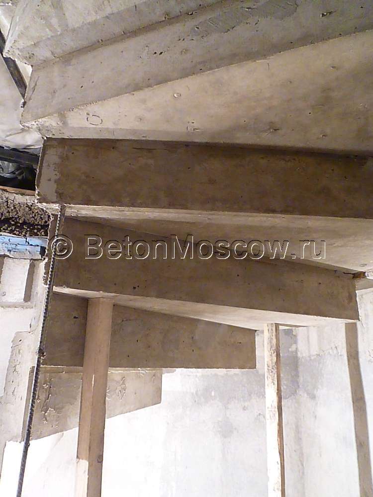 Винтовая зеркальная бетонная лестница в Москве. Фото 4