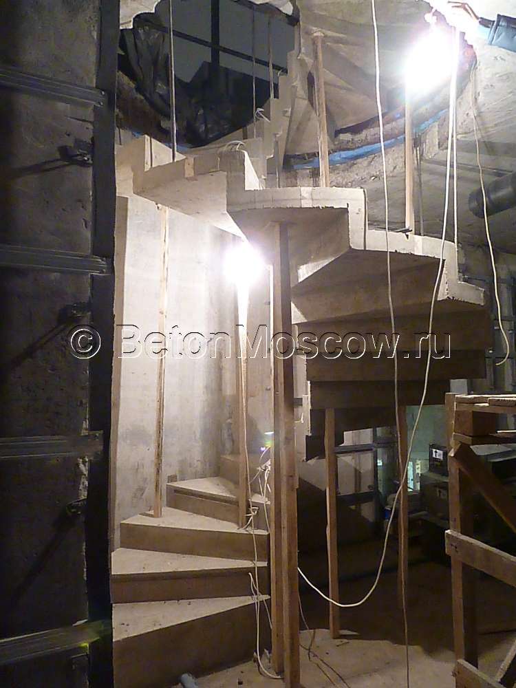 Винтовая зеркальная бетонная лестница в Москве. Фото 5