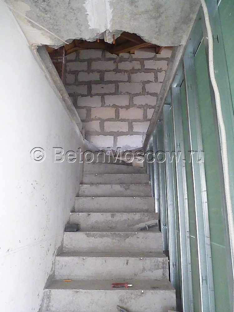 Монолитная лестница в частном доме в коттеджном посёлке Яхонтов Лес. Фото 1
