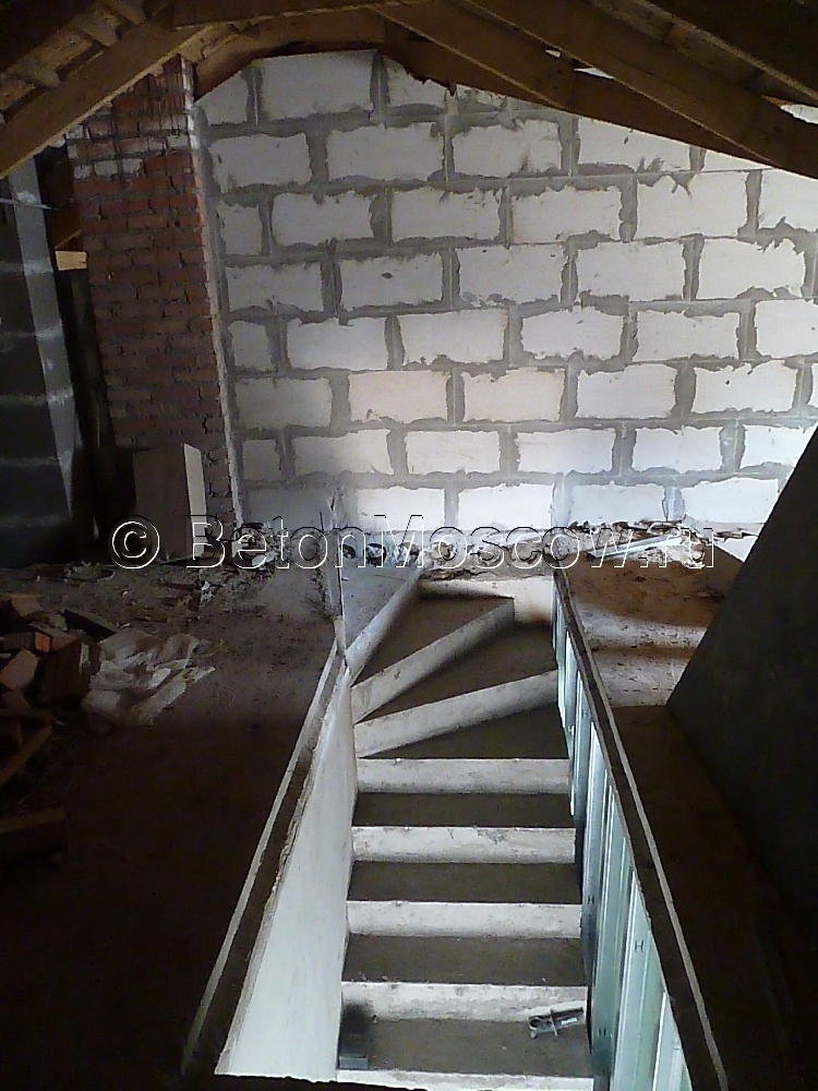 Монолитная лестница в частном доме в коттеджном посёлке Яхонтов Лес. Фото 2