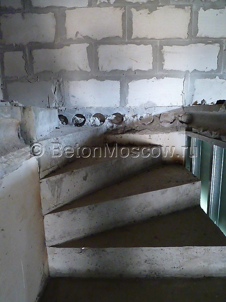 Монолитная лестница в частном доме в коттеджном посёлке Яхонтов Лес. Фото 3