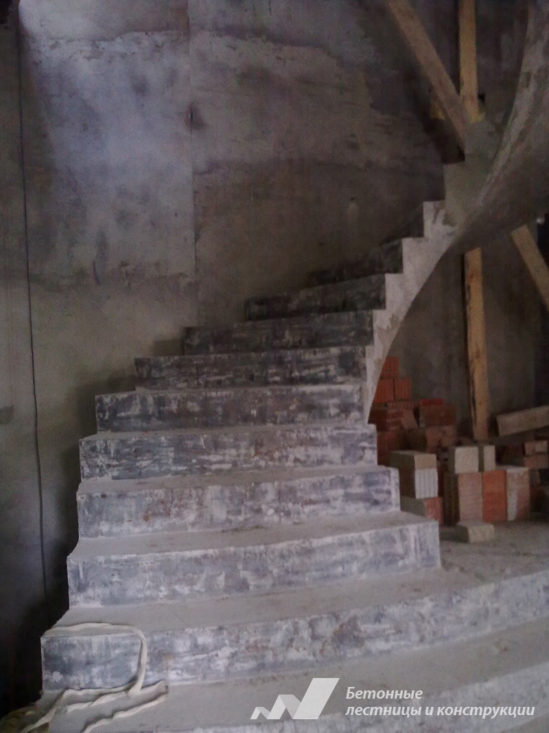 Лестница бетонная в коттеджном посёлке Зелёный мыс. Фото 4