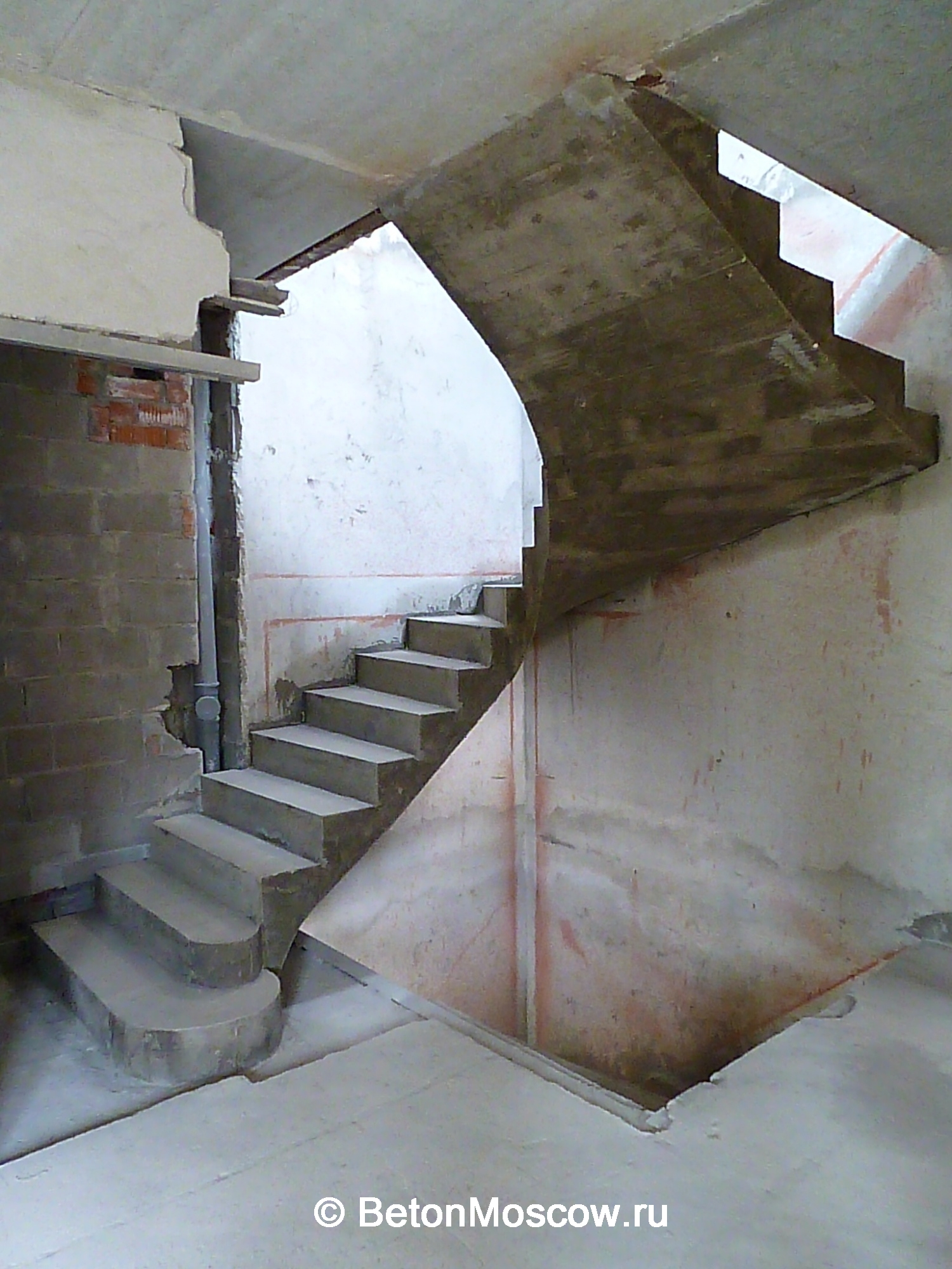 Лестница из бетона в ЖК Жемчужина Коренево. Фото 1